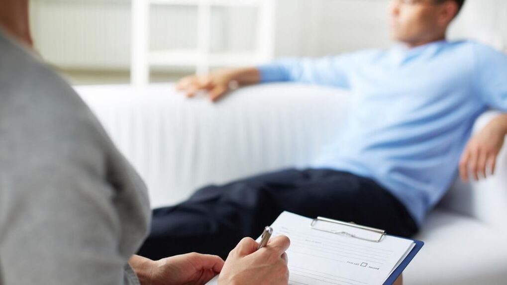 En Dokter Appel mat engem schaarfe Refus vum Fëmmen