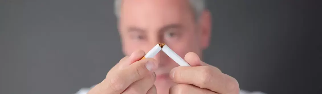 Mann brécht eng Zigarett